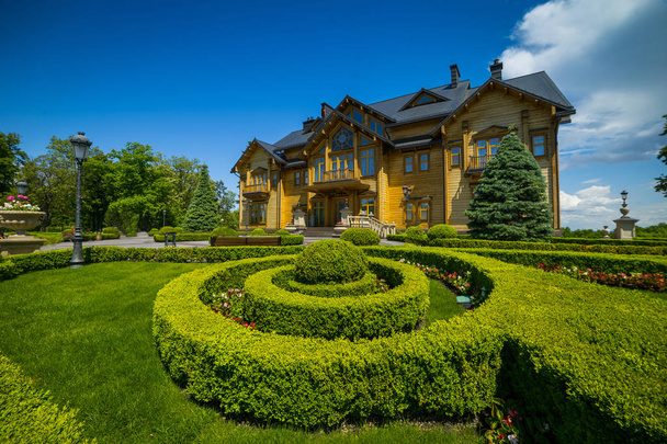 Landscaping in the garden. The path in the garden.Beautiful backyard landscape design,Some flowers and nicely trimmed bushes on the leveled front yard,Landscape formal - Fotografie, Obrázek