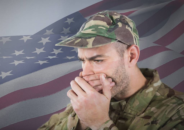 Voják skrývá ústa s rukama - Fotografie, Obrázek