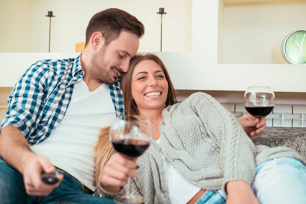  Jovem casal bebendo vinho tinto e sorrindo
 - Foto, Imagem