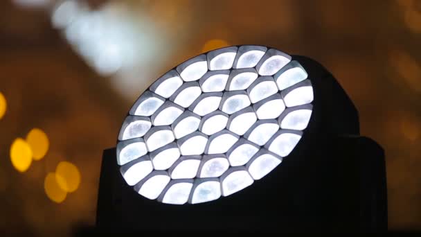 LED etapie urządzenia oświetleniowego głowa ruchoma w concerthall - Materiał filmowy, wideo