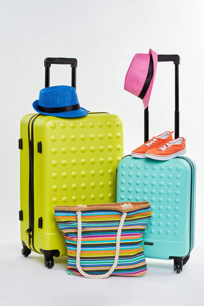 Пара разноцветных колёсных чемоданов
. - Фото, изображение
