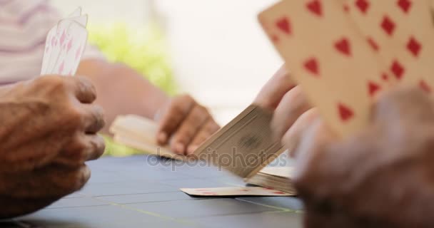 5 Група щасливих літніх людей грають карти і сміються
 - Кадри, відео