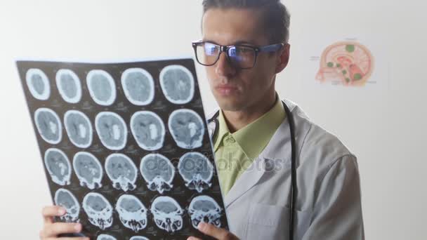 Ένας νευροχειρουργός γιατρός εξετάζει ένα στιγμιότυπο μαγνητική τομογραφία Mri του εγκεφάλου - Πλάνα, βίντεο