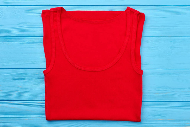 Singola t-shirt rossa, tavola vintage
. - Foto, immagini