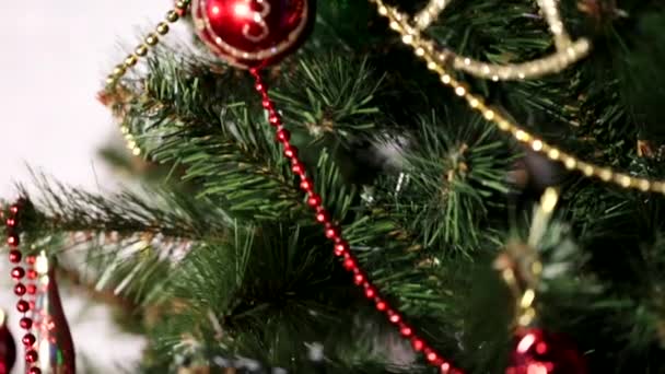 おもちゃで ecorated クリスマス ツリーのクローズ アップ。大晦日のコンセプト. - 映像、動画