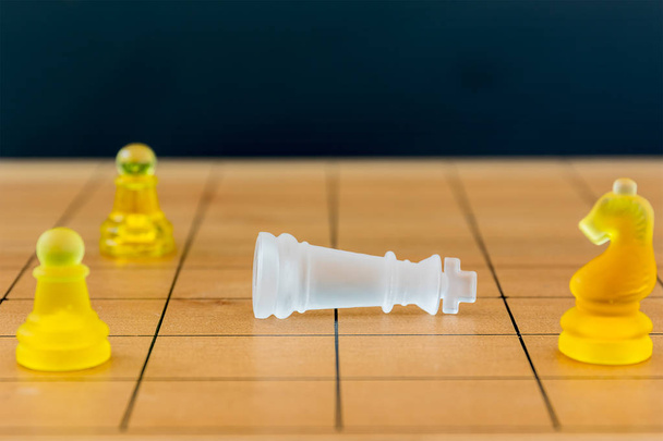 Verre d'échecs sur un échiquier en bois
  - Photo, image