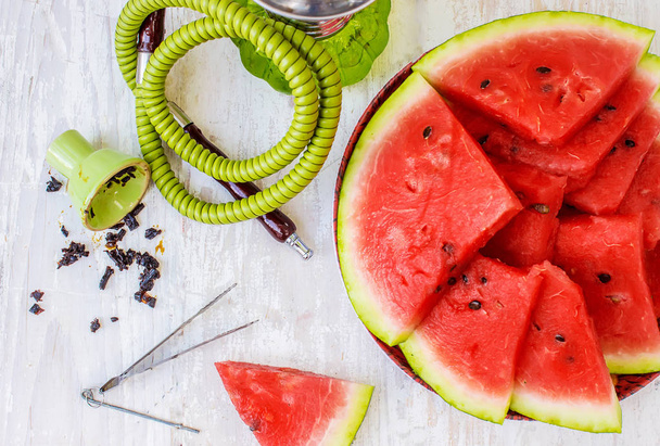 Wasserpfeife, Tabakgeschmack der Wassermelone. Selektiver Fokus. - Foto, Bild