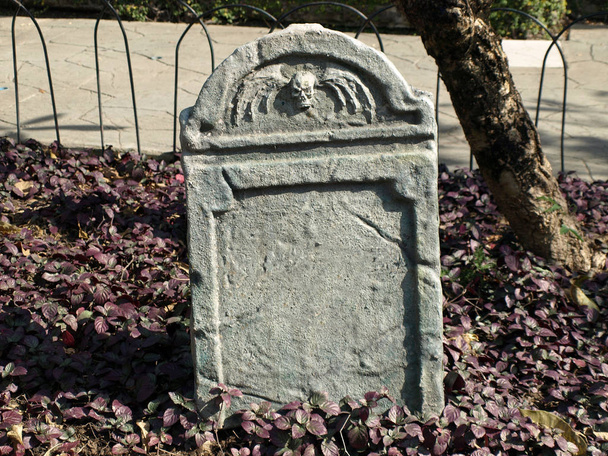 lápida en blanco en el cementerio
 - Foto, Imagen