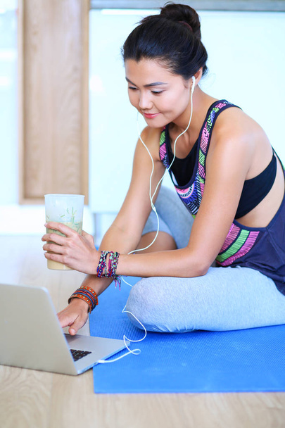 Sporty smiling woman using laptop in bright room. Woman. Lifestyle - Foto, Imagem