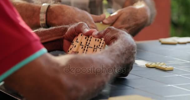 33 Happy Old Man Smiling And Playing Domino With Friends - Séquence, vidéo