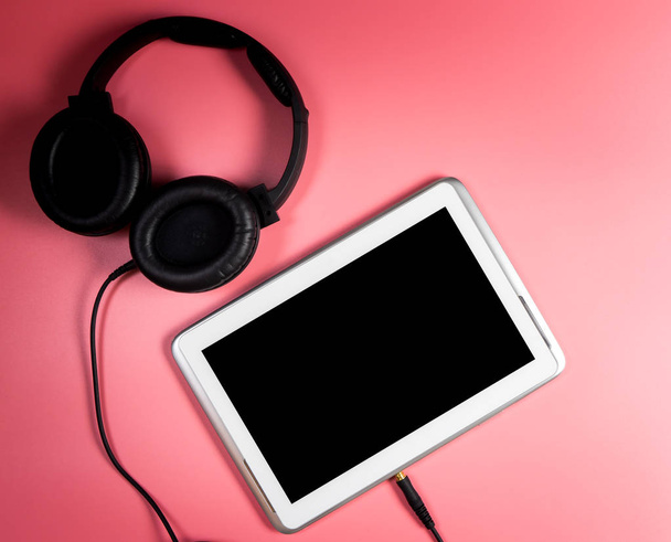 Schermo Tablet vuoto per l'applicazione Musica con cuffie
 - Foto, immagini