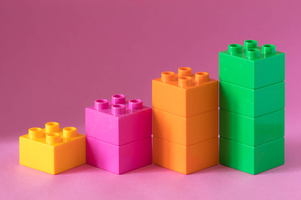 Вирощування барної карти з кольорових блоків іграшок на рожевому фоні
. - Фото, зображення