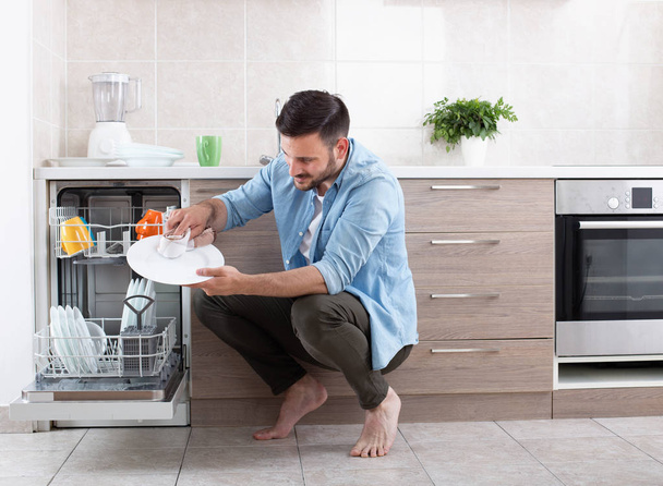 男アンロード食器洗い機 - 写真・画像