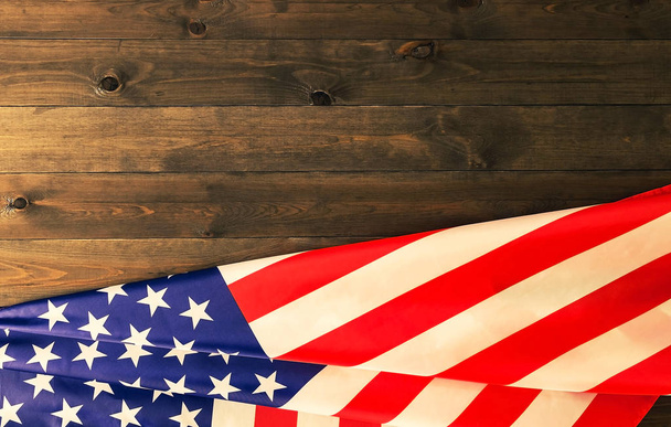 4 juillet, le Jour de l'indépendance des États-Unis, endroit pour faire de la publicité, fond bois, drapeau américain
 - Photo, image