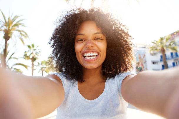 Selfie van lachen zwarte vrouw  - Foto, afbeelding
