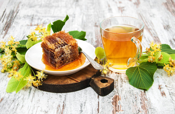 Honigwaben, Tee und Lindenblüten - Foto, Bild
