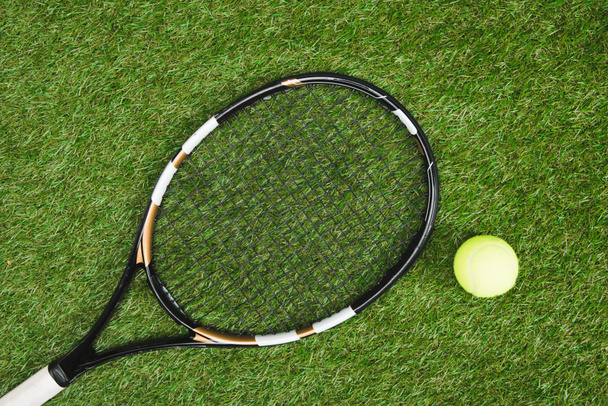 tennis racket and ball - Foto, afbeelding