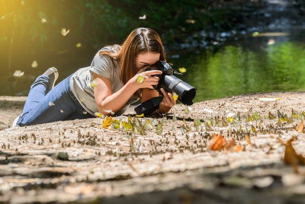 kadın fotoğrafçılar fotoğraf kelebek çekmek - Fotoğraf, Görsel