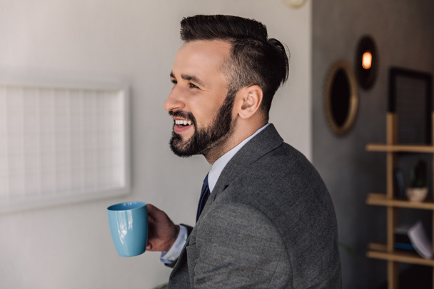 бородатий бізнесмен на кавовій перерві
 - Фото, зображення