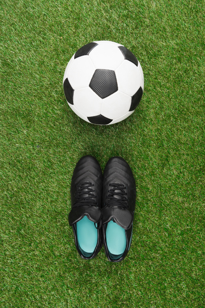 soccer ball with black boots - Фото, изображение