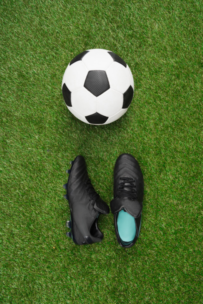 pelota de fútbol con zapatos deportivos
 - Foto, Imagen