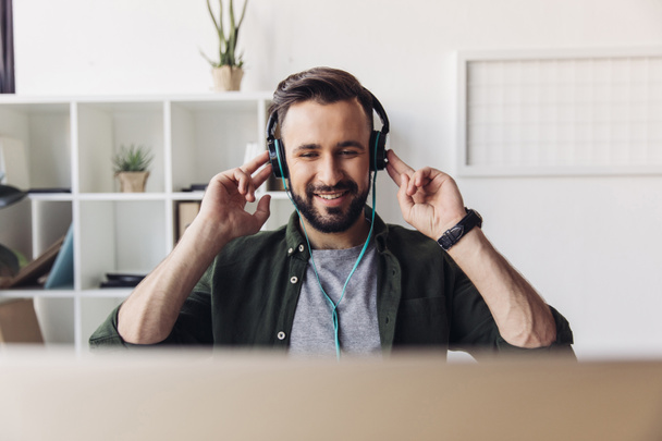 Usmívající se muž v sluchátka  - Fotografie, Obrázek