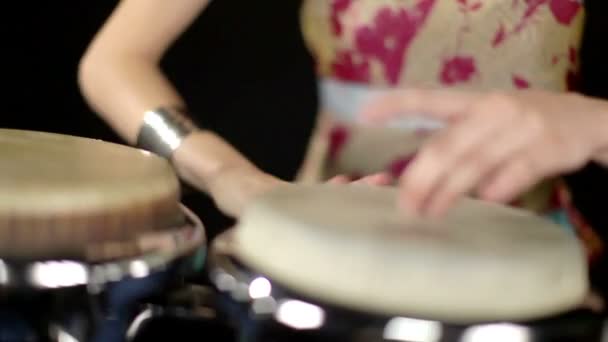 een vrouwelijke percussie-drummer - Video