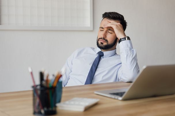tired businessman at workplace - Foto, immagini