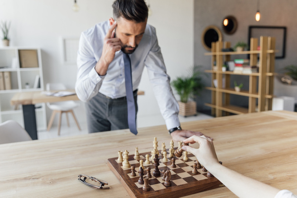 podnikatel hraje šachy - Fotografie, Obrázek