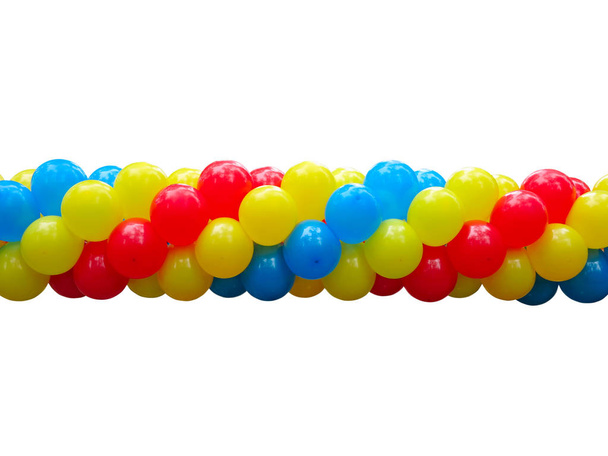 Ballons de célébration rouges, bleus et jaunes en pile isolés
 - Photo, image