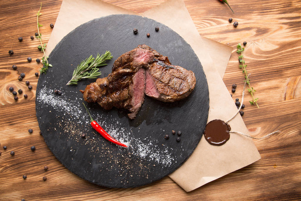 szaftos húsdarabok, roston sült steak szósszal - Fotó, kép