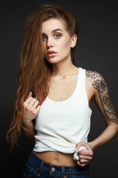 Mujer rubia joven con tatuaje
 - Foto, imagen
