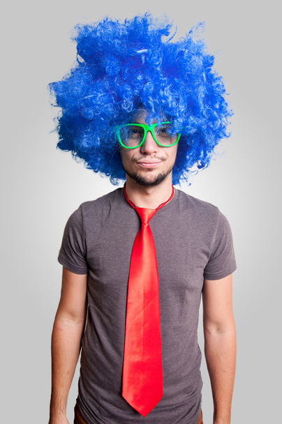 vicces fickó szemüvegek kék paróka zöld és piros nyakkendő - Fotó, kép