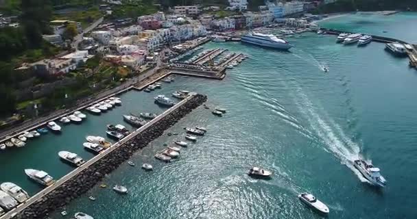 verschillende schepen in de haven van Capri - Video