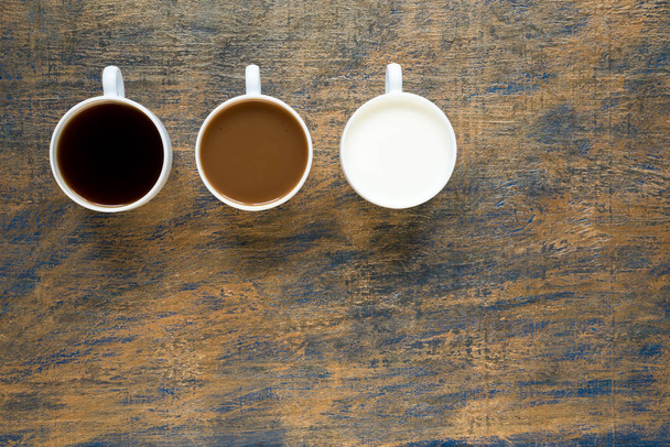 Trois tasses avec café et lait sur fond de grunge
 - Photo, image