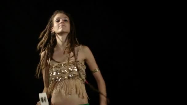 piękne kobiety młody perkusista - Materiał filmowy, wideo