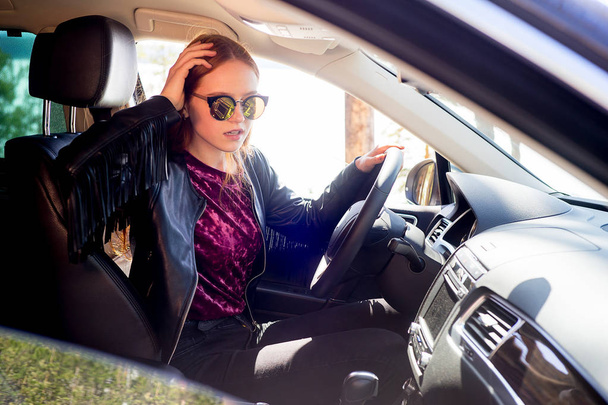 Girl driving a car - Zdjęcie, obraz