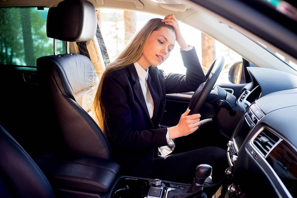 Stressed businesswoman in a car - Foto, afbeelding
