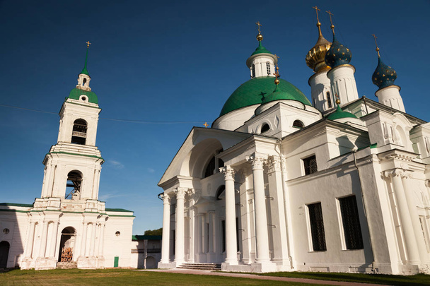 Rostov Veliky. Monasterio Spasso-Yakovlevsky en el lago Nerón
 - Foto, Imagen