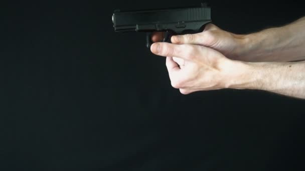 młody człowiek wyrzuca puste clip z pistolet - Materiał filmowy, wideo