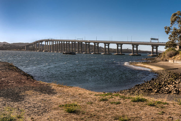 ダーウェント川、ホバート オーストラリアのタスマン道路橋. - 写真・画像