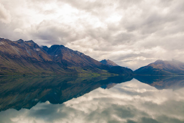 Mountain & heijastus järvi näkökulmasta matkalla Glenorchy, Uusi-Seelanti
 - Valokuva, kuva