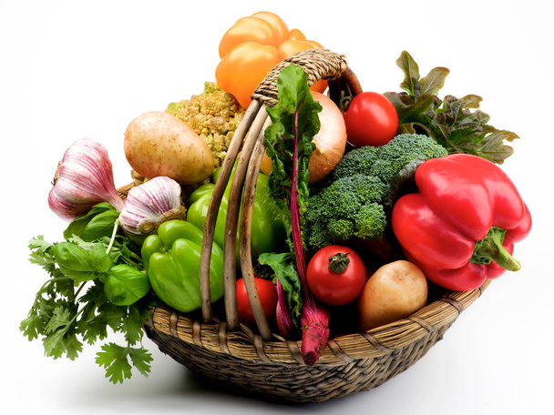 Korb mit frischem Gemüse - Foto, Bild