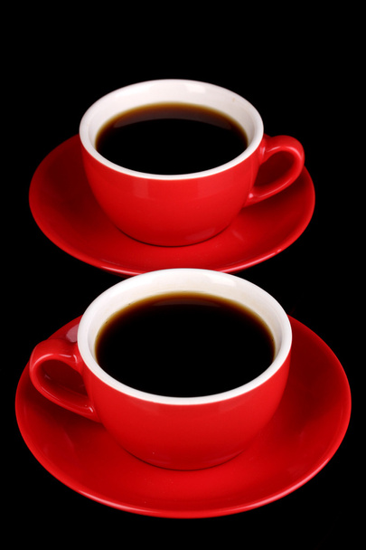 Une tasse rouge de café fort isolé sur noir
 - Photo, image