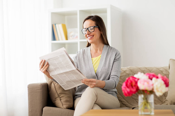 happy woman reading newspaper at home - Zdjęcie, obraz