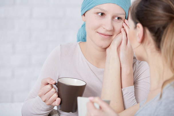 Woman with cancer meeting with friend - Foto, Bild