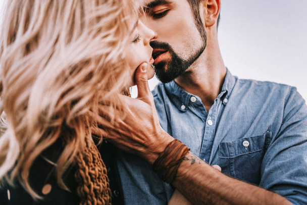 Giovane coppia tenera baci
 - Foto, immagini