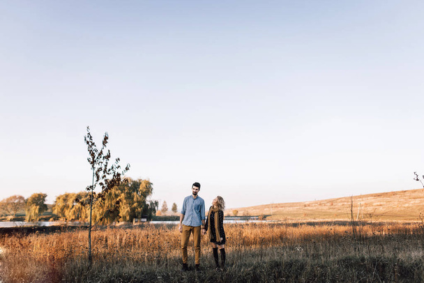 Couple embracing in wheat field - Valokuva, kuva