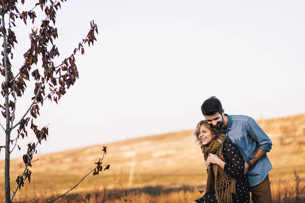 Couple embracing in wheat field - Foto, imagen