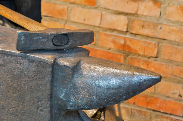 Uma bigorna e um martelo no velho ferreiro
 - Foto, Imagem